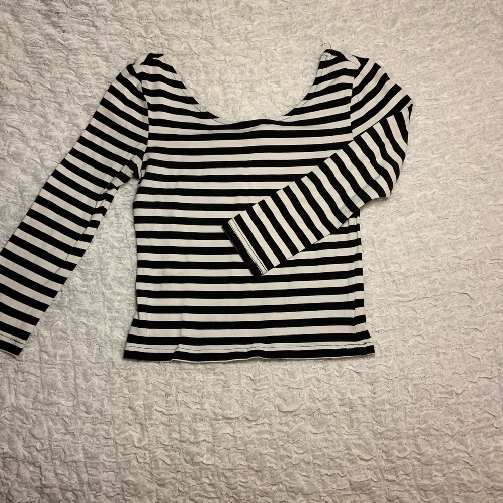 Quarter sleeve stripped crop top